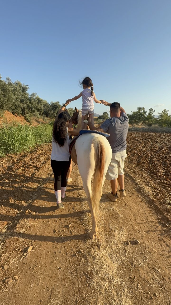 Παιδί ιππεύει στο μονοπάτι, με υποστήριξη και από τις δύο πλευρές