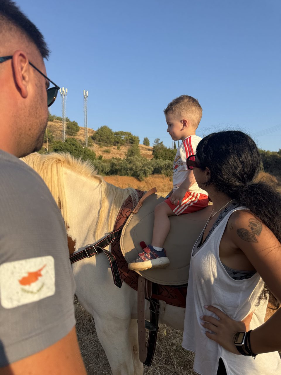Μικρός αναβάτης στη σέλα, με την ομάδα μας να τον στηρίζει